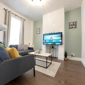 A New Apartment near City Centre Titanic and Bus Stop Cozy Stay at Amber Lodge